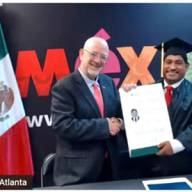 Entrega UnADM primer título profesional y documentación oficial de manera física a un mexicano en el exterior